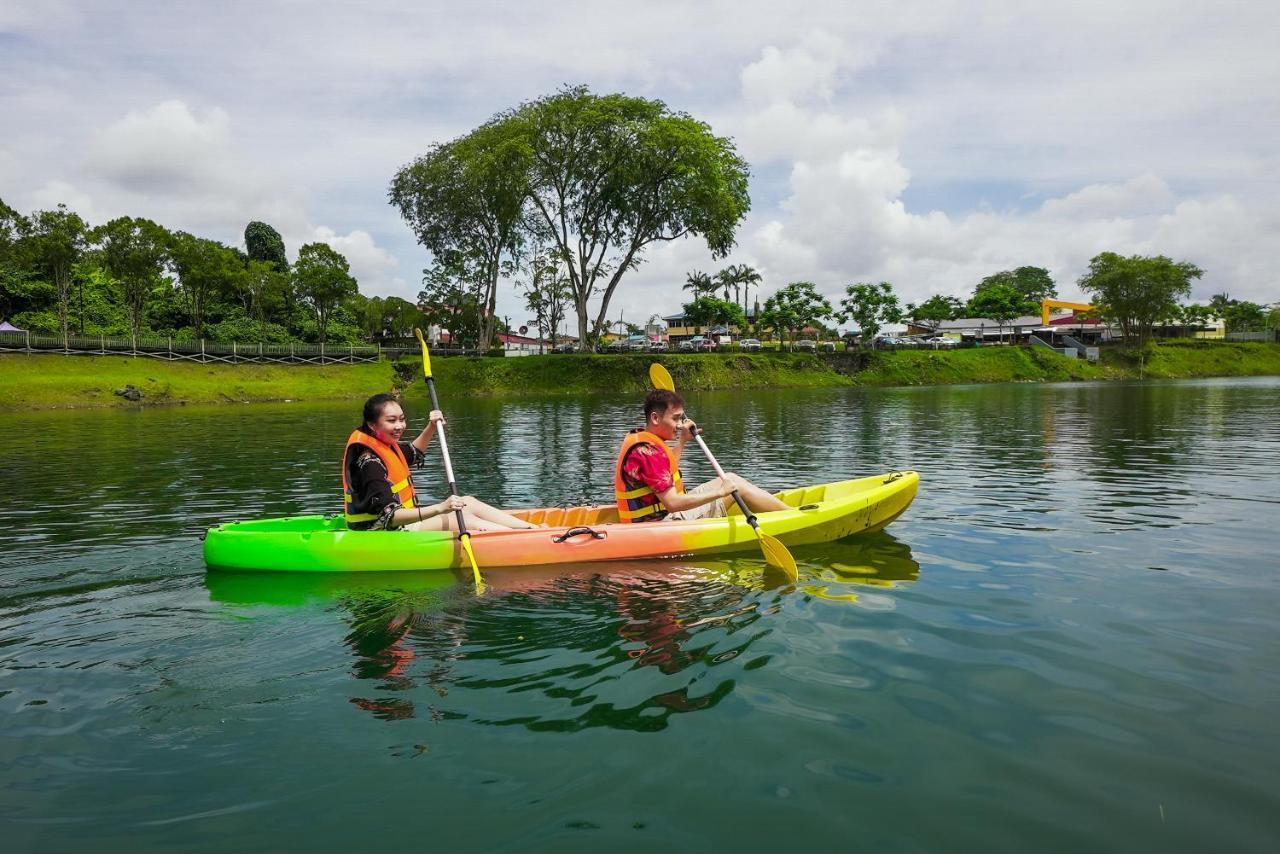 Roxy Tasik Biru Resort City Bau Exteriör bild